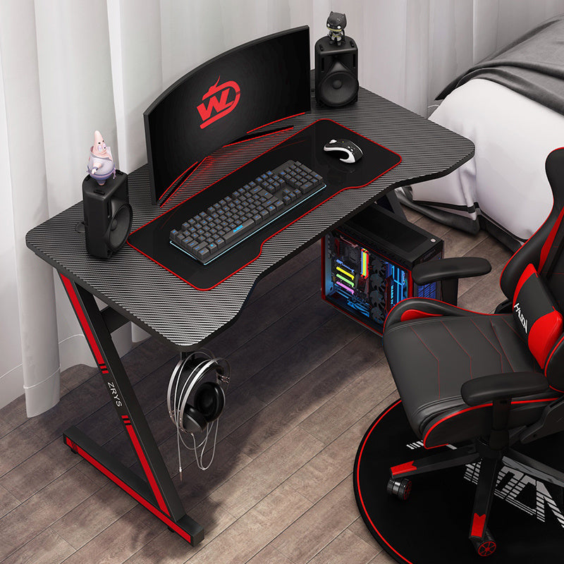 Vue de côté sur le plateau en bois du bureau gaming Carbon Kozyo