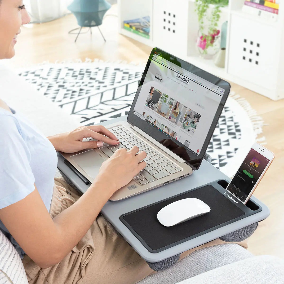Photo en utilisation du Bureau avec coussin Portable XL de Kozyo, simple et pratique pour le télétravail