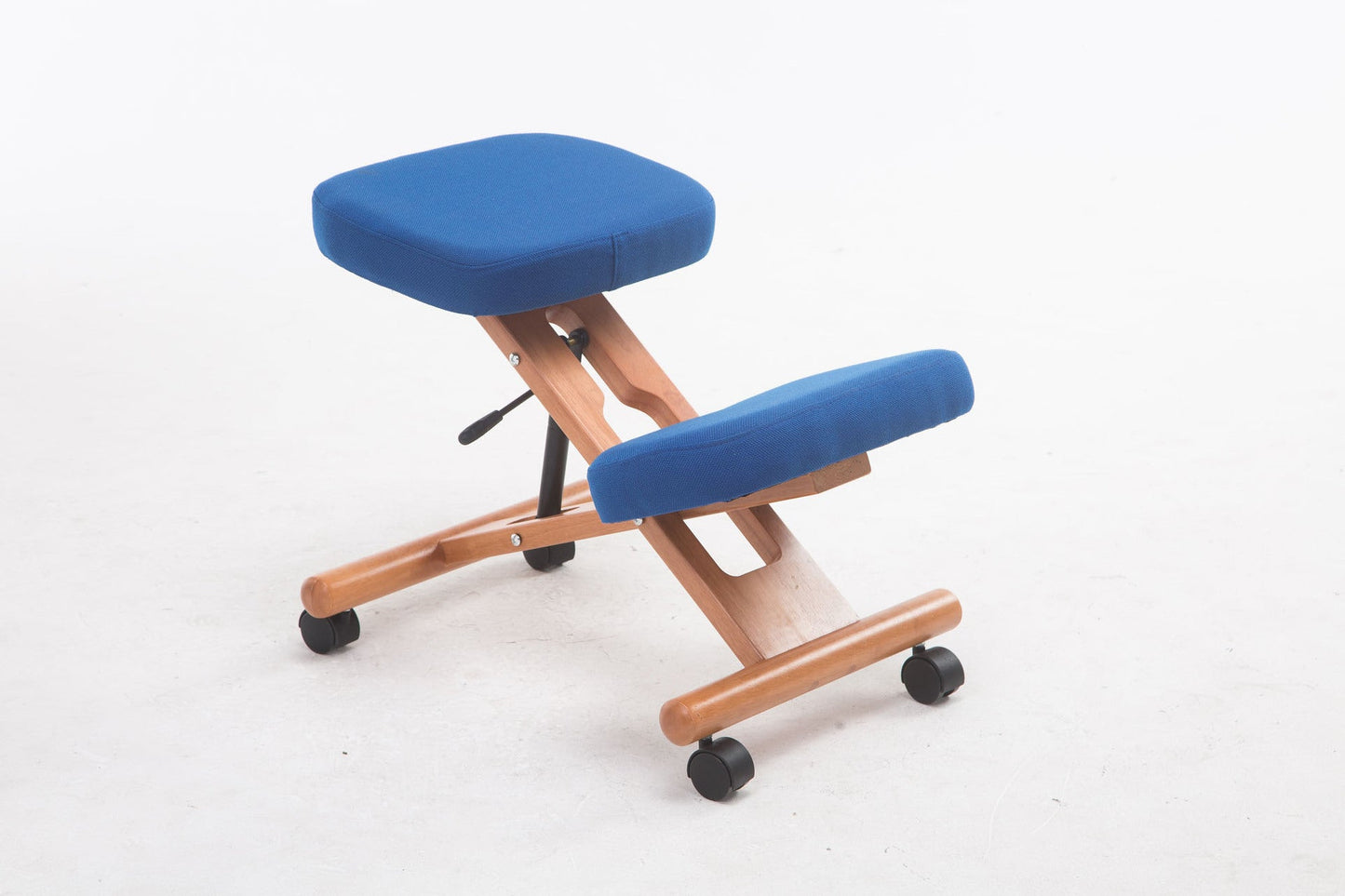 Vue de coté de la Chaise à Genoux en Bois Massif | TOYO, modèle bleu, renforce les muscles du dos, et améliore votre ergonomie au quotidien. Par Kozyo.