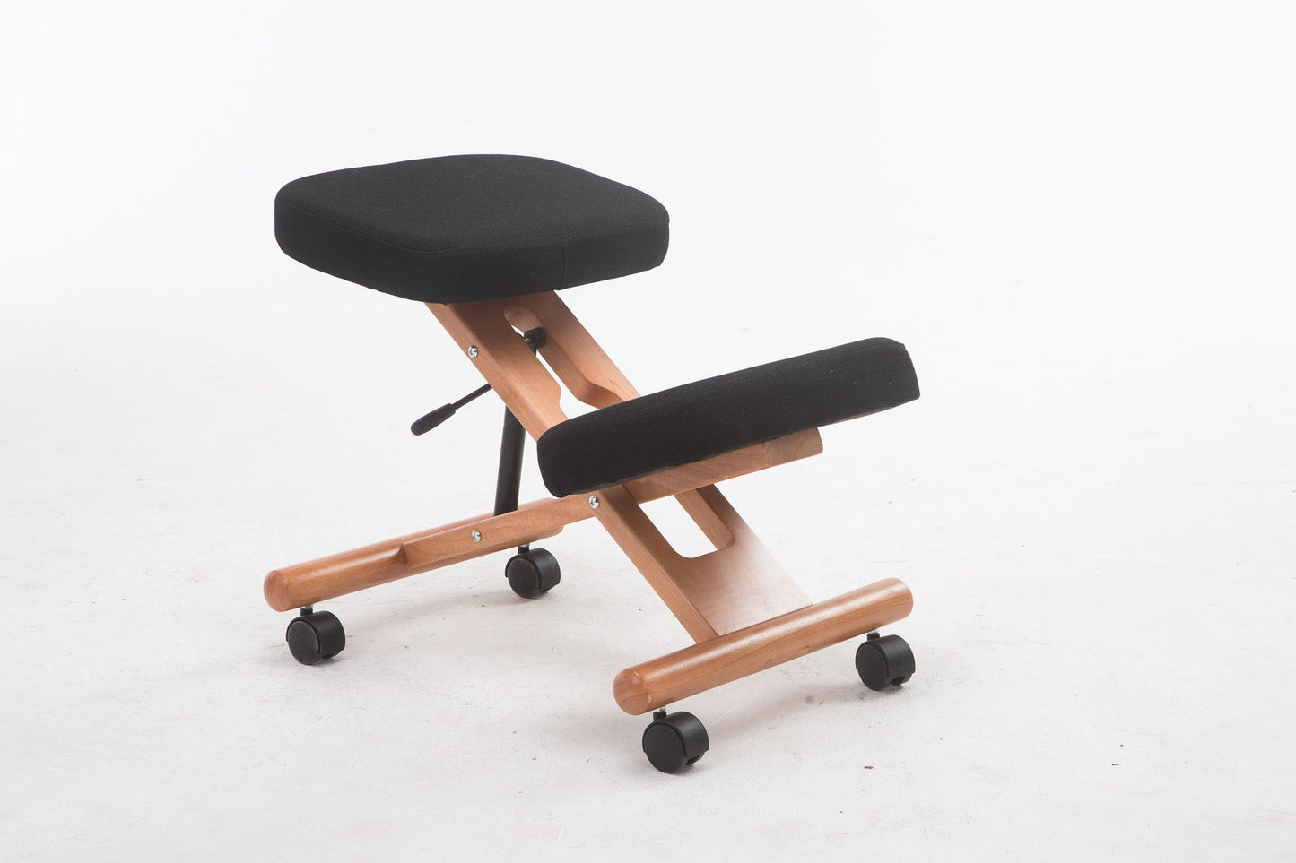 Vue latérale de la Chaise à Genoux en Bois Massif | TOYO, modèle noir. Posture renforcée et adaptée pour vos douleurs. Chez Kozyo.