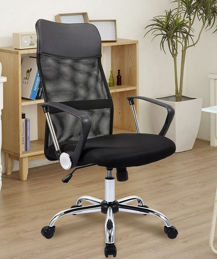 Vue latérale de la Chaise INOA de bureau ergonomique INOA noire utilisée dans un bureau moderne à domicile