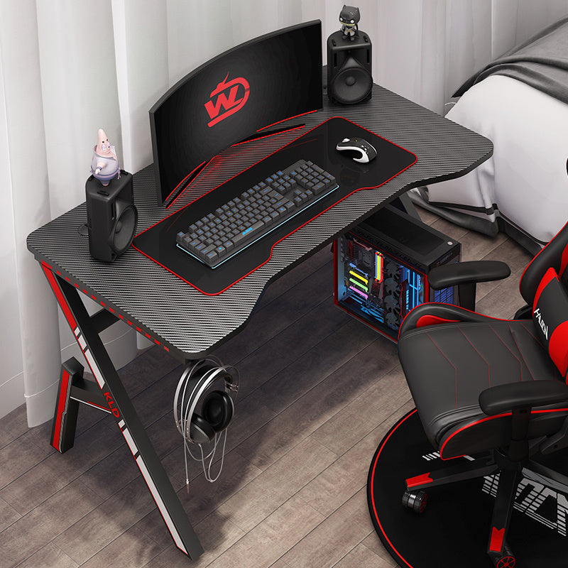 Bureau Carbon Kozyo en situation dans un espace gaming contemporain