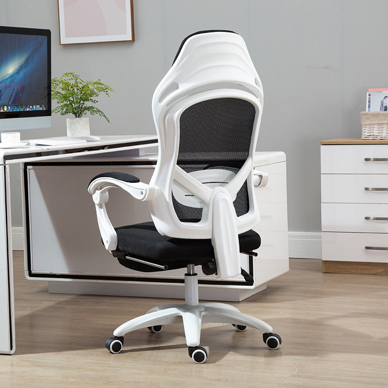 Vue de derrière de la chaise blanche ORDE intégrée dans un espace de travail minimaliste