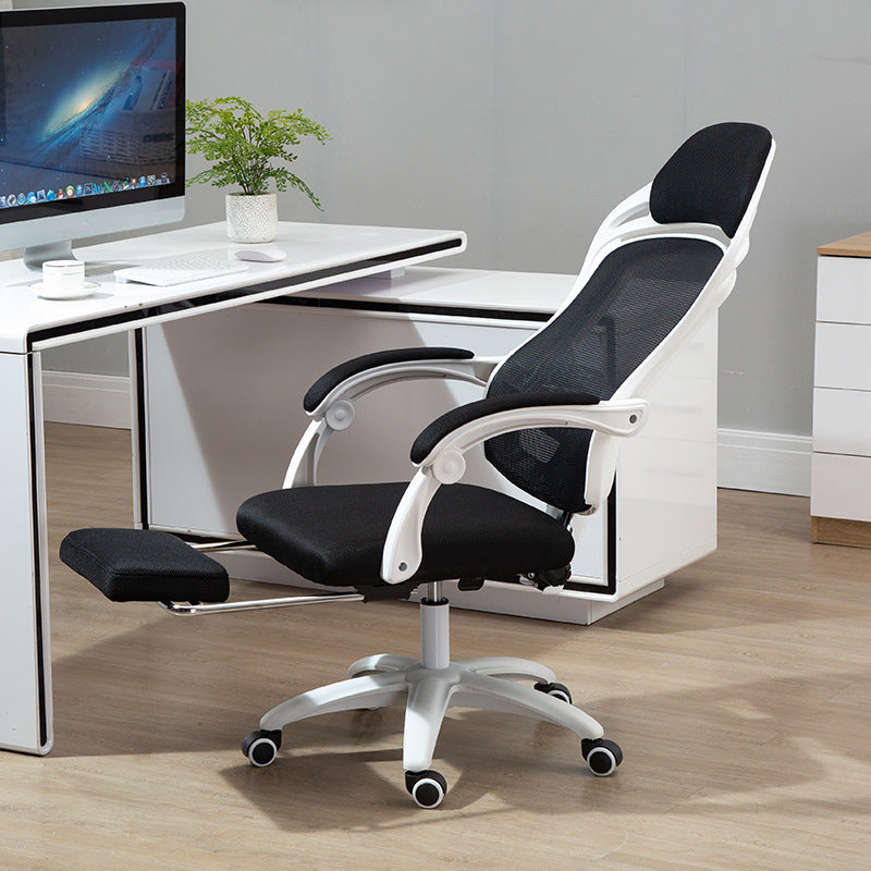 Vue de profil, avec repose pied et dossier incliné de la chaise ORDE blanche avec roulettes en nylon
