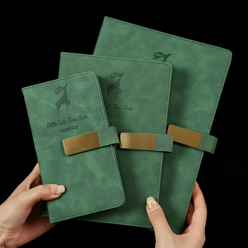 Les trois formats disponibles en Bloc-notes en similicuir. Couleur verte chic. Surface douce, papier de haute qualité pour une écriture soignée. Kozyo.