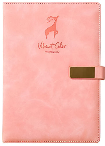 Bloc-notes en similicuir, couleur rose. Ambiance pastel, écriture soignée. 