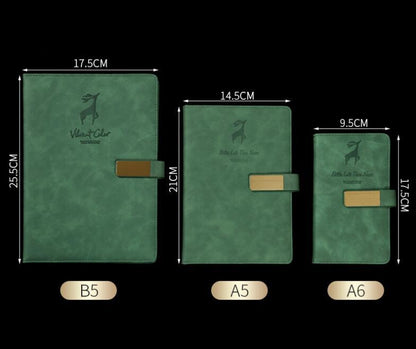 Dimensions des trois formats du Bloc-notes en similicuir. Compact et idéal pour transporter vos idées partout où vous allez. Chez Kozyo.