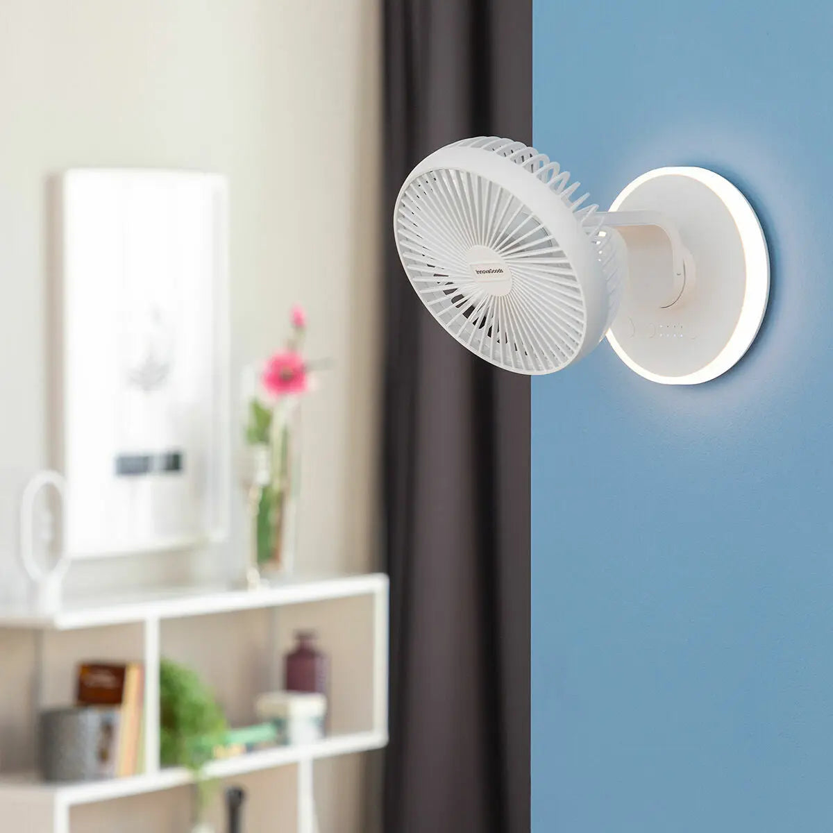 Photo du Ventilateur de Bureau Rechargeable avec LED accroché au mur d'une chambre. Par Kozyo