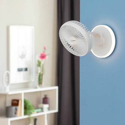 Photo du Ventilateur de Bureau Rechargeable avec LED accroché au mur d'une chambre. Par Kozyo