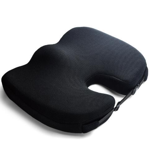Vue de côté Coussin à Mémoire de Forme en Coton. Couleur noir sur fond blanc. Ergonomie assurée.