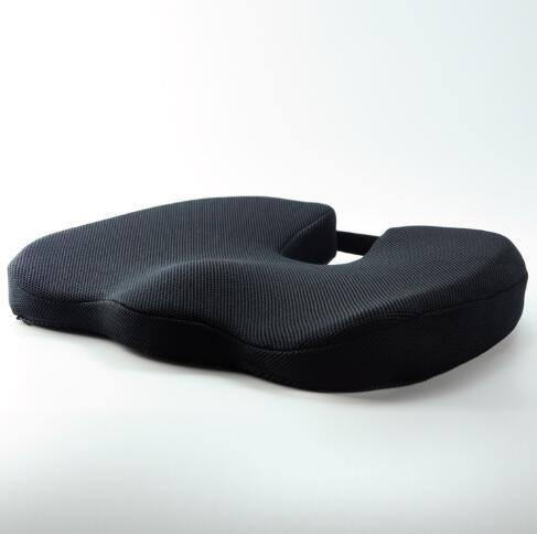 Vue de profil Coussin à Mémoire de Forme en Coton, couleur noir sur fond blanc. Idéal télétravail ou bureau. Soulage tensions du dos.