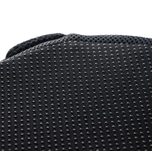 Zoom sur Coussin à Mémoire de Forme en Coton. Conception respirante et ergonomique pour le télétravail.